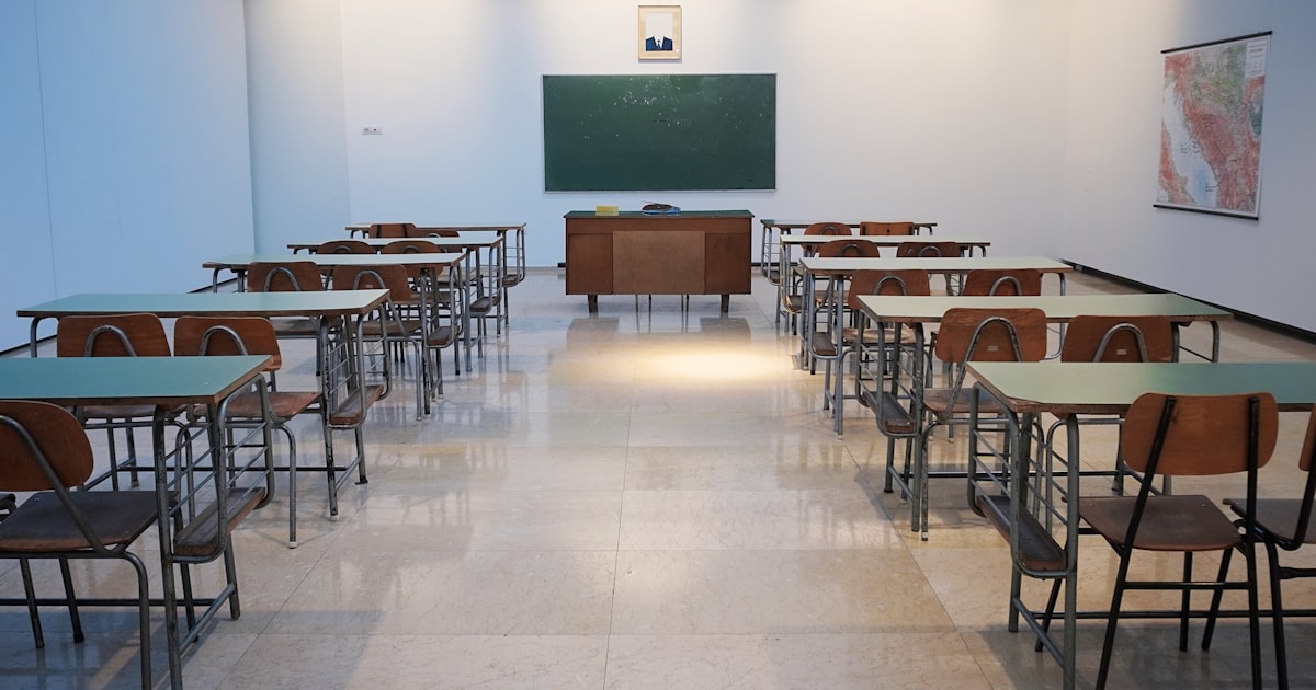 现代校园建筑与学生交流场景